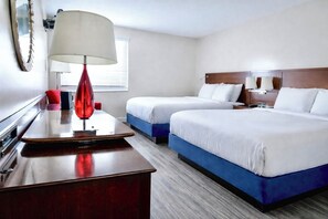 Desk, blackout drapes, iron/ironing board, free WiFi - Islander Inn (Put-in-Bay)