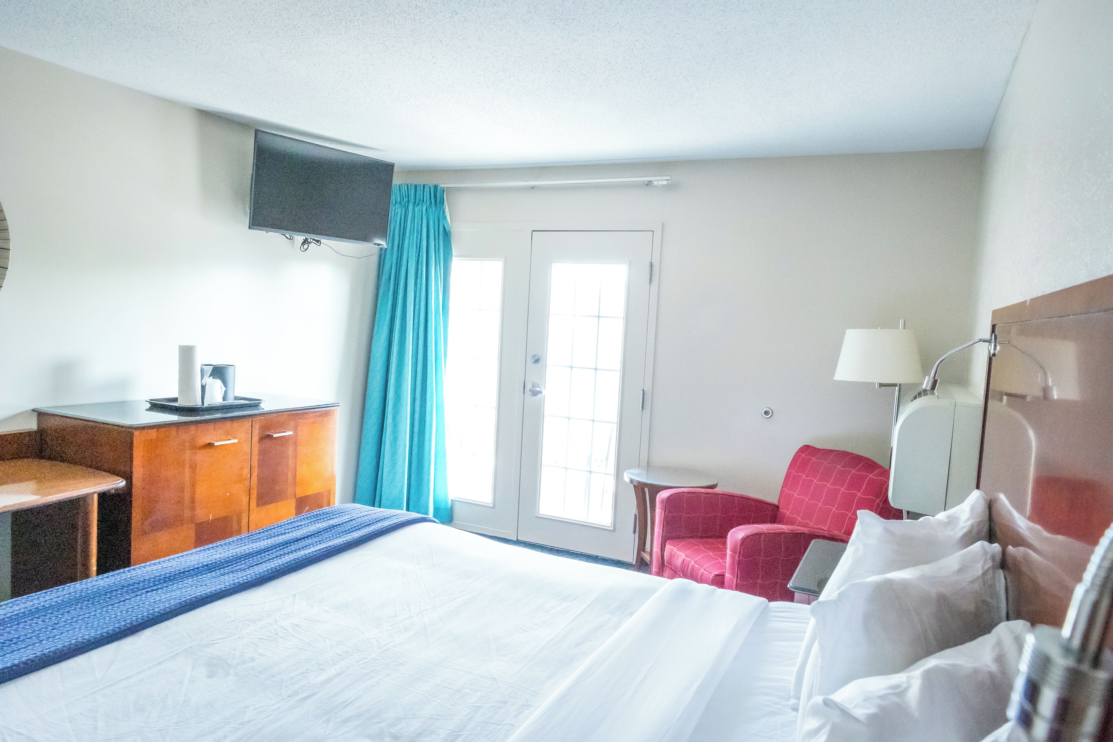 Standardzimmer, 1 King-Bett, Balkon, Poolblick | Schreibtisch, Verdunkelungsvorhänge, Bügeleisen/Bügelbrett