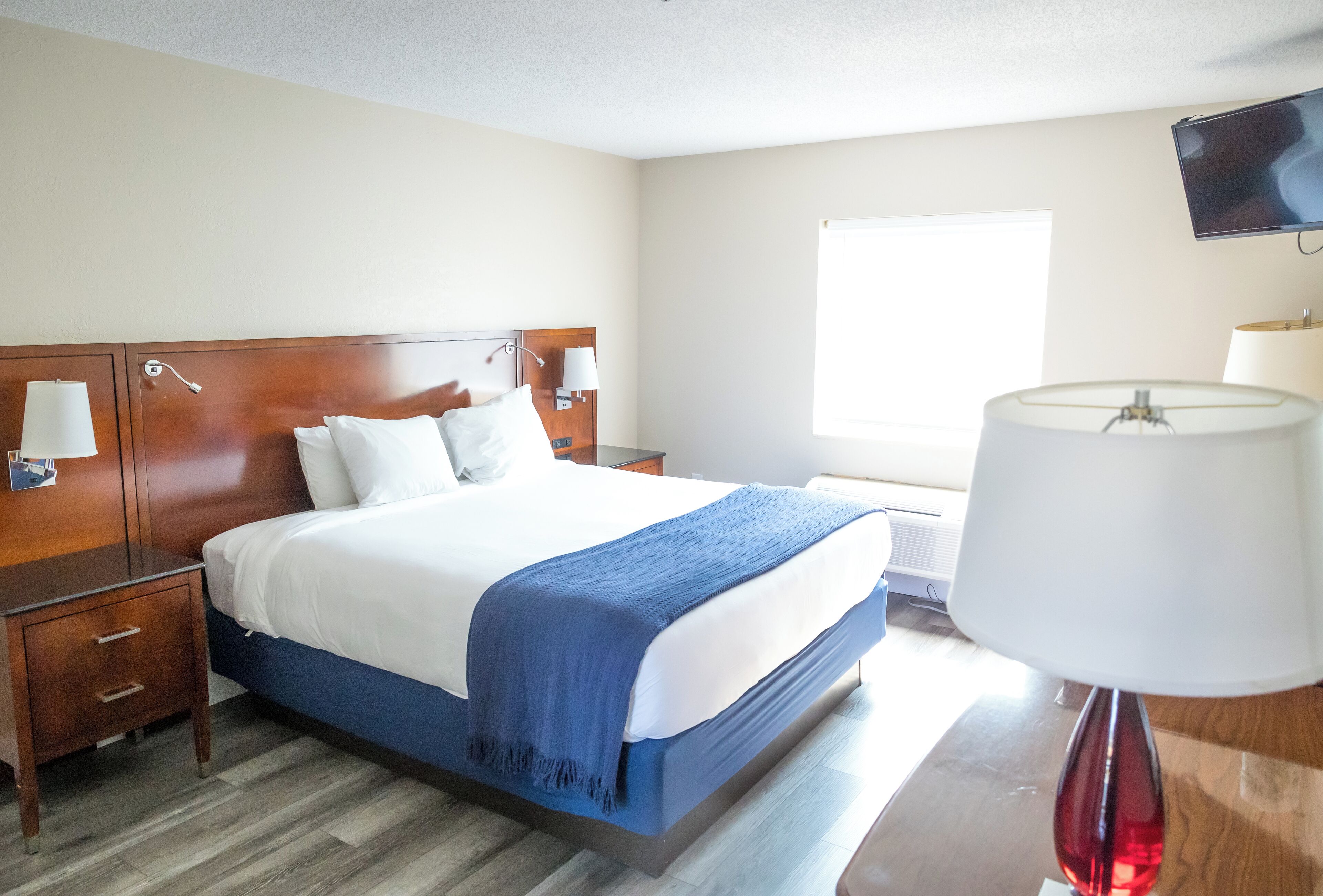 Schreibtisch, Verdunkelungsvorhänge, Bügeleisen/Bügelbrett