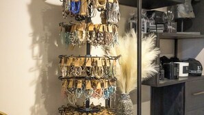Schlüssel werden auf einem Ständer präsentiert, über ihnen leuchtet eine Lampe.
