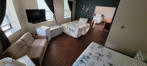 ファミリー ルーム ベッド (複数台) | デスク、WiFi (無料)、ベッドシーツ