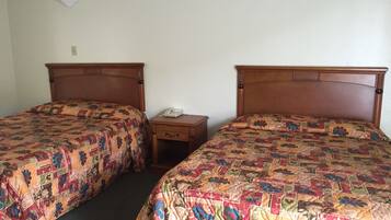 Una scrivania, tende oscuranti, Wi-Fi gratuito, lenzuola