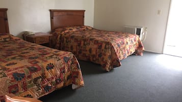 Una scrivania, tende oscuranti, Wi-Fi gratuito, lenzuola