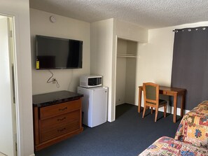 Desk, blackout curtains, free WiFi, bed sheets - Golden Hills Motel (Tehachapi)