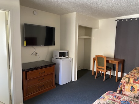 Escritorio, cortinas blackout, wifi gratis y ropa de cama