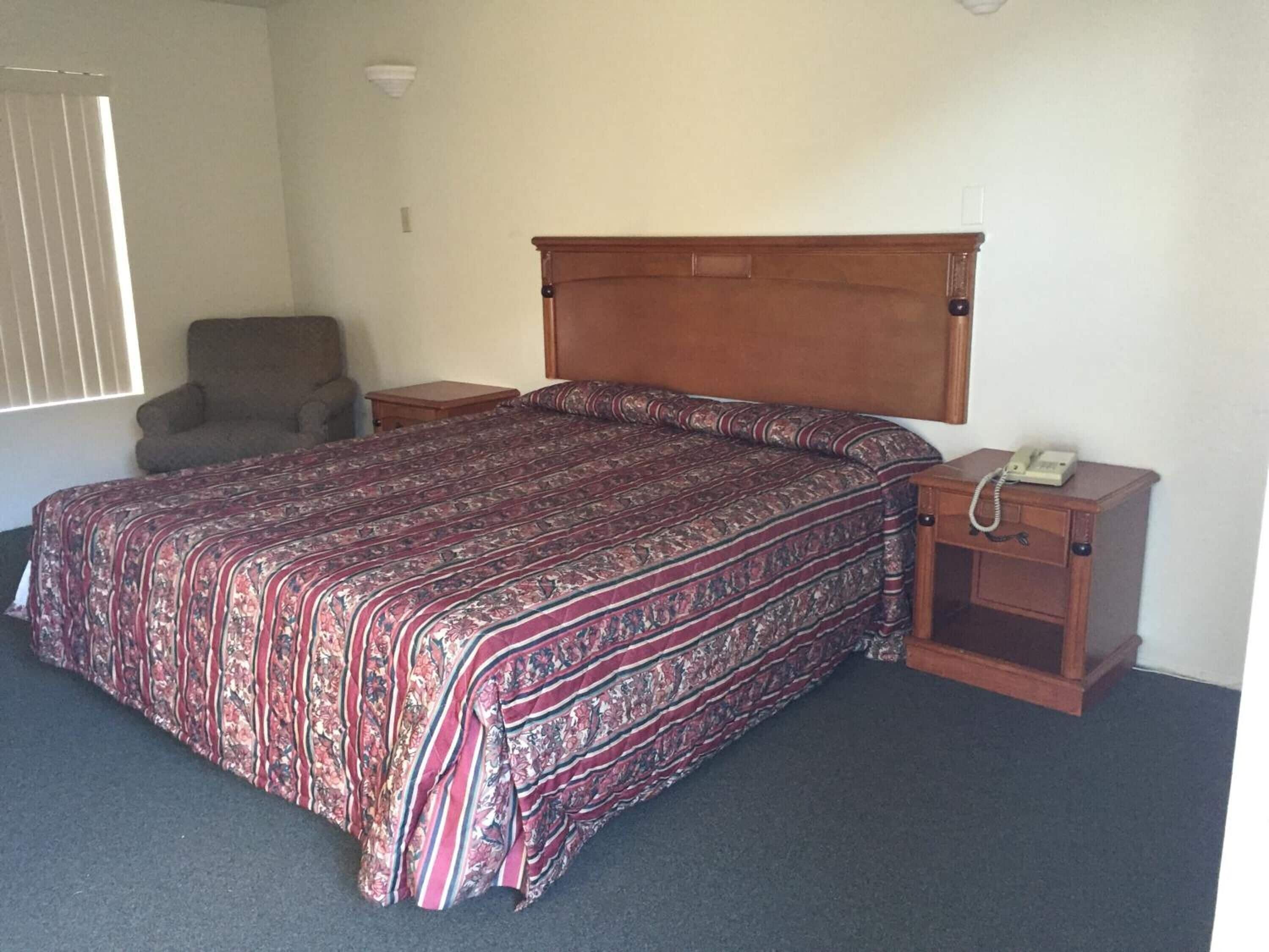 デスク、遮光カーテン、WiFi (無料)、ベッドシーツ