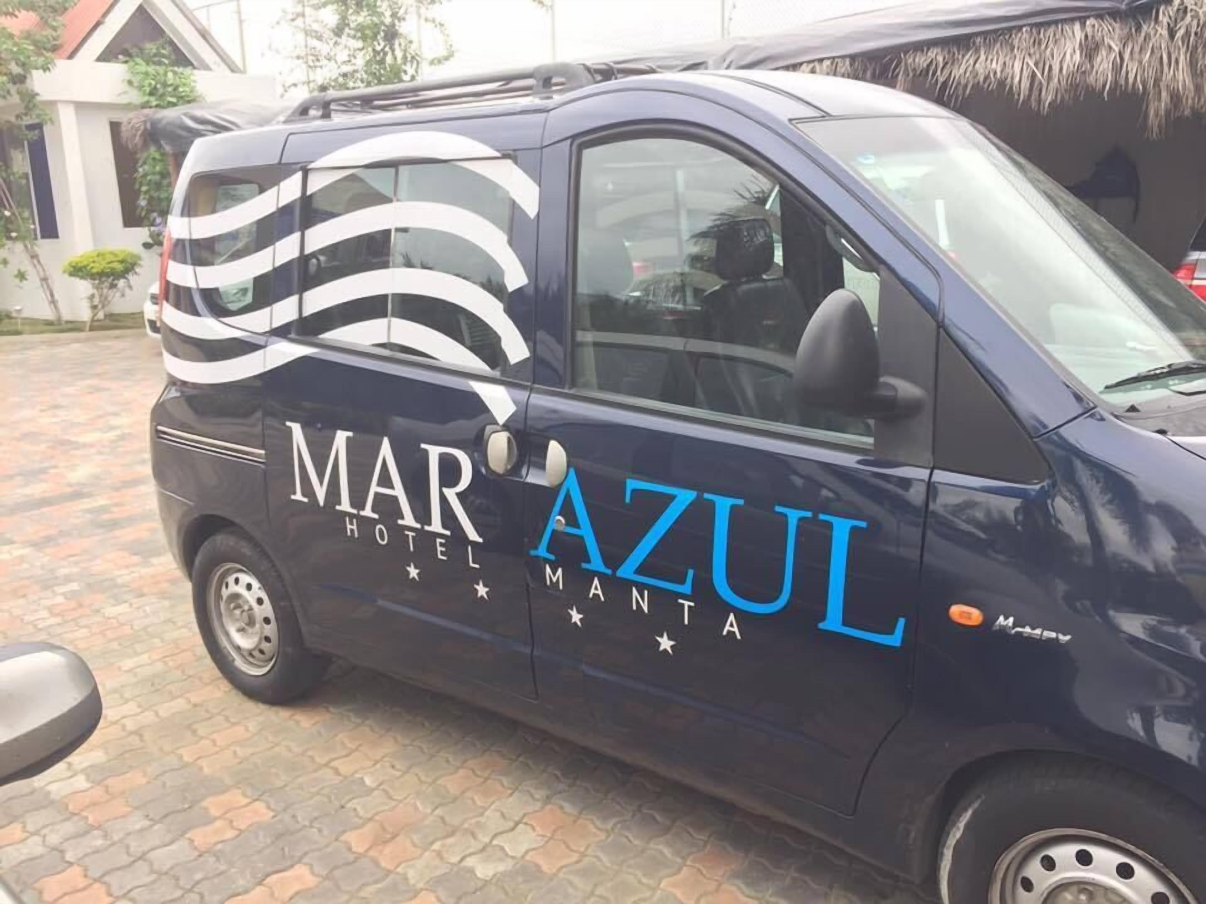 Una camioneta de MAR AZUL Hotel Manta estacionada en un área pavimentada.
