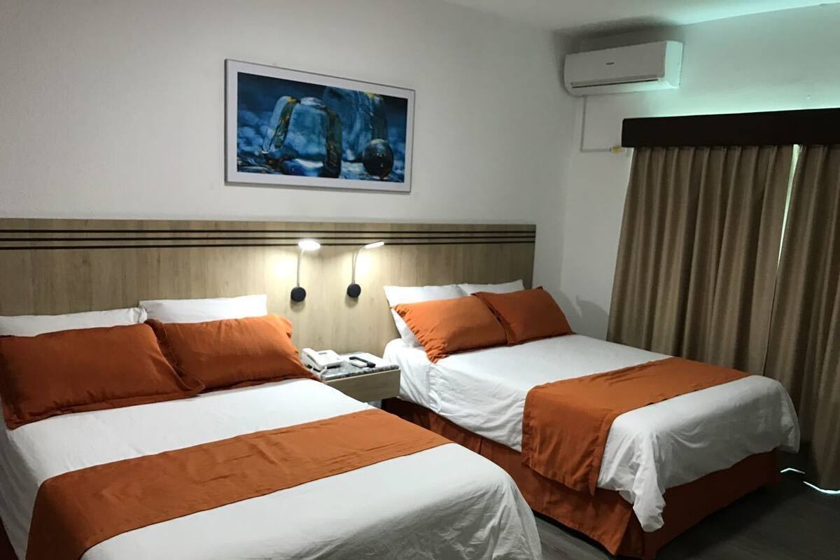 Ropa de cama de alta calidad, cubrecamas y minibar