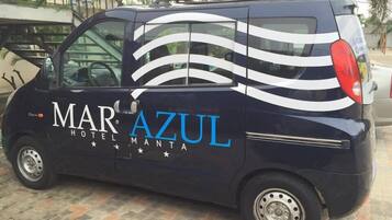 A black van with "MAR AZUL HOTEL MANTIA" branding.