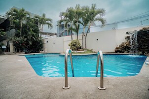 Piscina externa, guarda-sóis