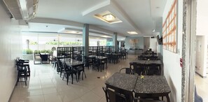 Phục vụ bữa sáng, bữa tối, món địa phương và quốc tế, nhìn ra hồ bơi 