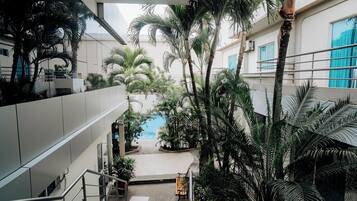 32-inch flat-screen TV with cable channels, TV