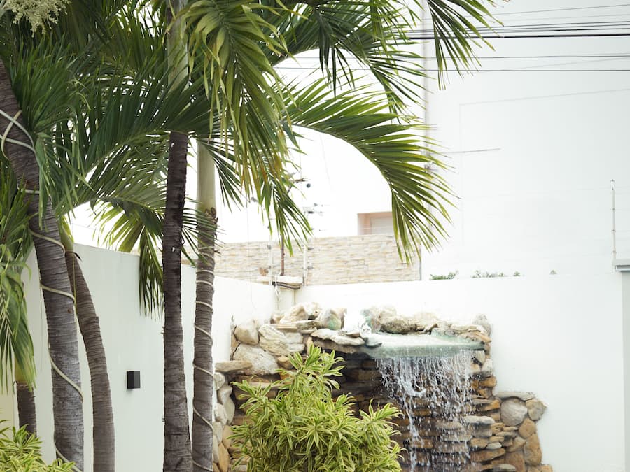 Piscina externa, guarda-sóis