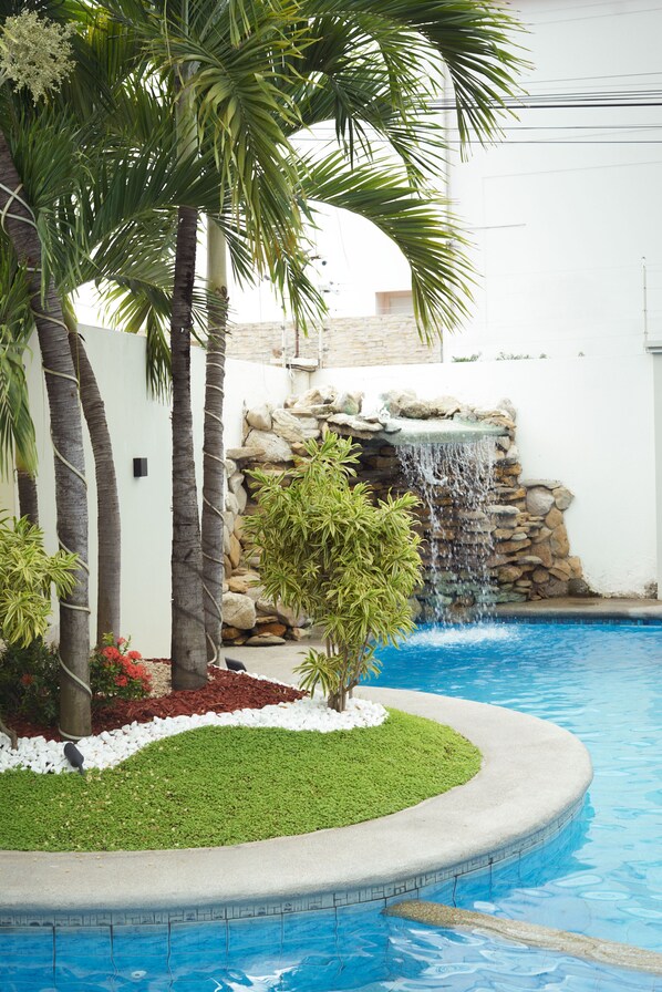 Piscine extérieure, parasols de plage