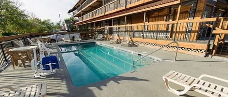 季節性室外游泳池,開放時間為 12:00 至 22:00,提供日光浴躺椅