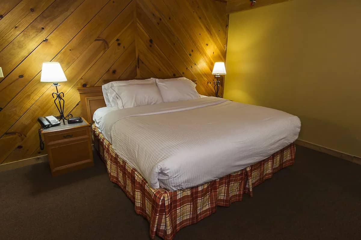 1 habitación, tabla de planchar con plancha, wifi gratis y ropa de cama