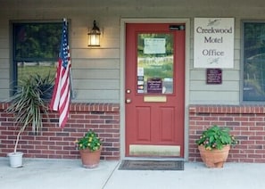 Property entrance - Creekwood Motel (Waynesville)