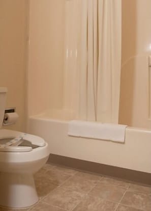 Chambre Double Classique | Salle de bain | Ensemble douche/baignoire, articles de toilette gratuits, sèche-cheveux