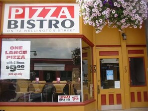 Exterior - Wellington Street Inn (Stratford)