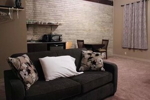 40-inch LED TV with cable channels, TV - Wellington Street Inn (Stratford)