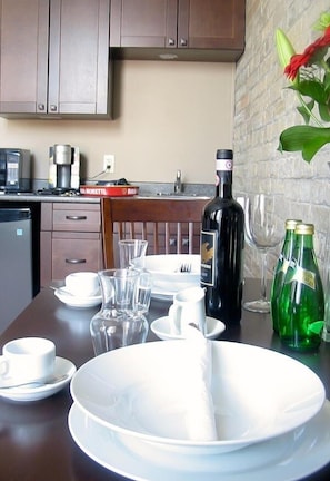 Suite | Blackout curtains, soundproofing, iron/ironing board, free WiFi - Wellington Street Inn (Stratford)