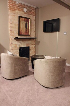 ทีวีจอแอลอีดี 40 นิ้ว พร้อมช่องเคเบิล, ทีวี