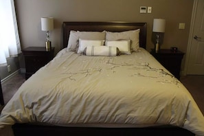Blackout curtains, soundproofing, iron/ironing board, free WiFi - Wellington Street Inn (Stratford)