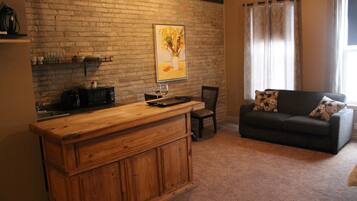 Deluxe Suite | Living area | 40-inch LED TV with cable channels, TV