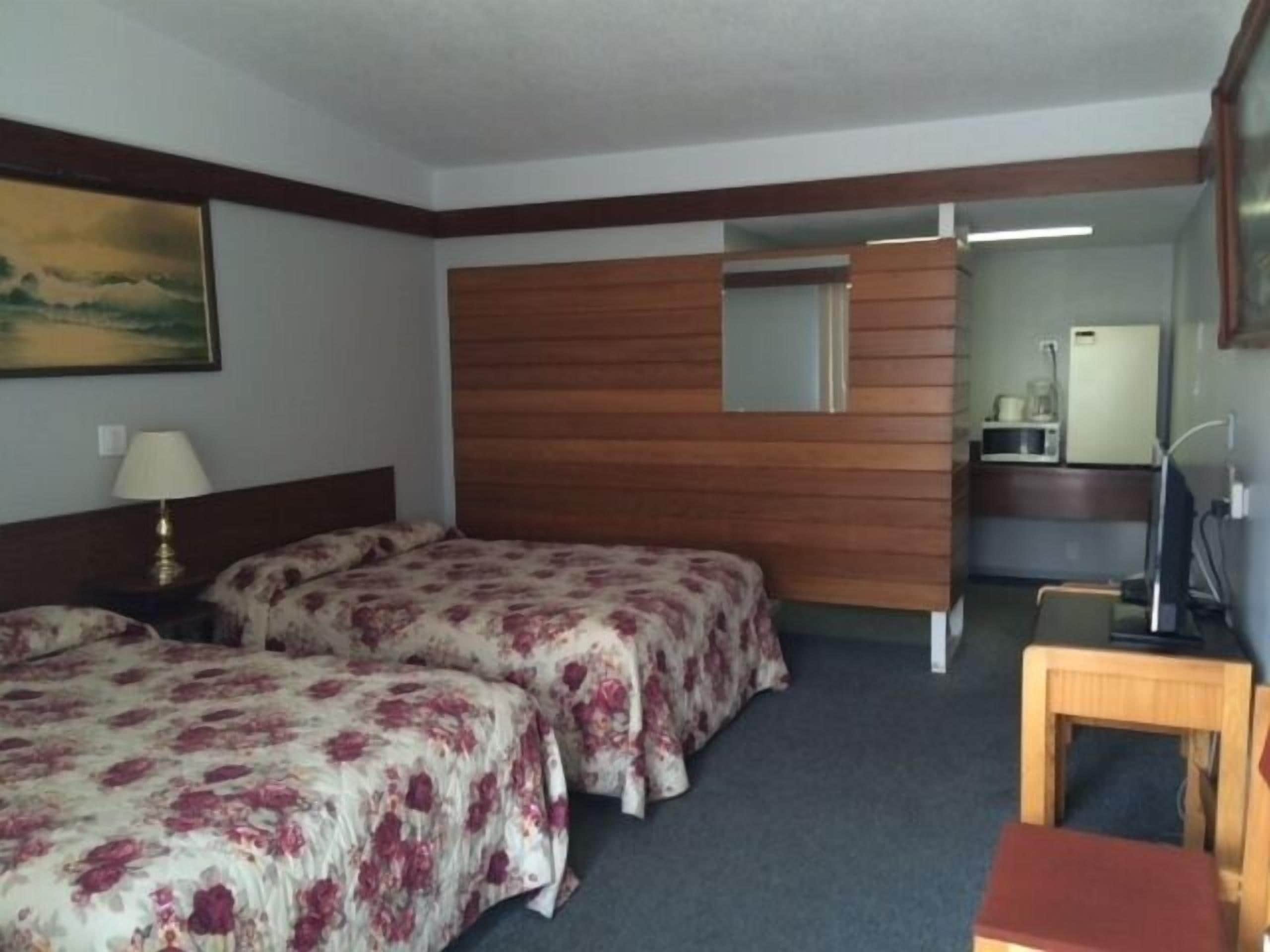 Chambre Standard, 2 lits doubles, four à micro-ondes | Accès au Wi-Fi (inclus)