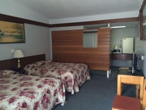 Standard Room, 2 Double Beds, Microwave | Free WiFi - Twin Rivers Motel Castlegar (Castlegar)