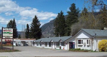 A Twin Rivers Motel with a signboard advertising cable and wireless internet.