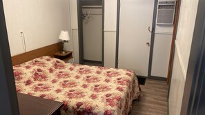 Ducha y bañera combinadas y artículos de higiene personal gratuitos