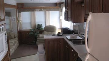 Réfrigérateur, micro-ondes, cafetiÚre/bouilloire