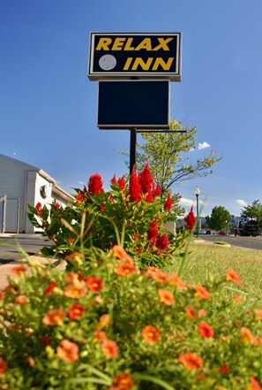 Garden - Relax Inn Motel (Front Royal)