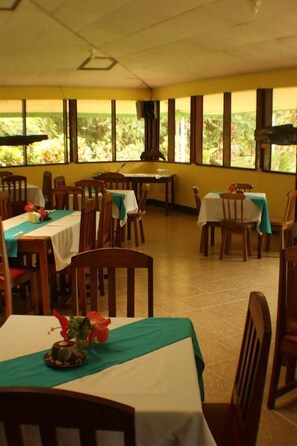 حيث تُقدم وجبات الإفطار، الغداء، العشاء، الأطباق العالمية