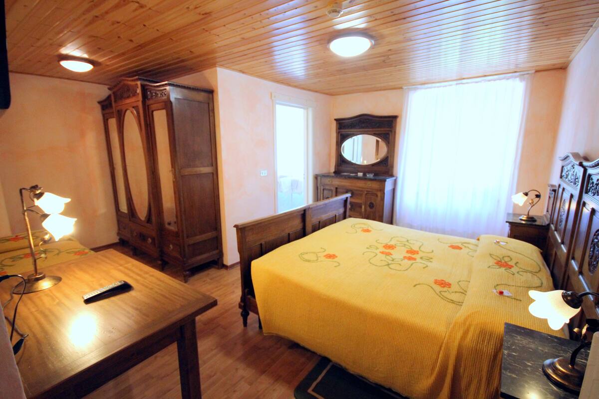 desk, free cots/infant beds, free wifi