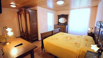 Una scrivania, culle/letti per bambini (gratuiti), Wi-Fi gratuito