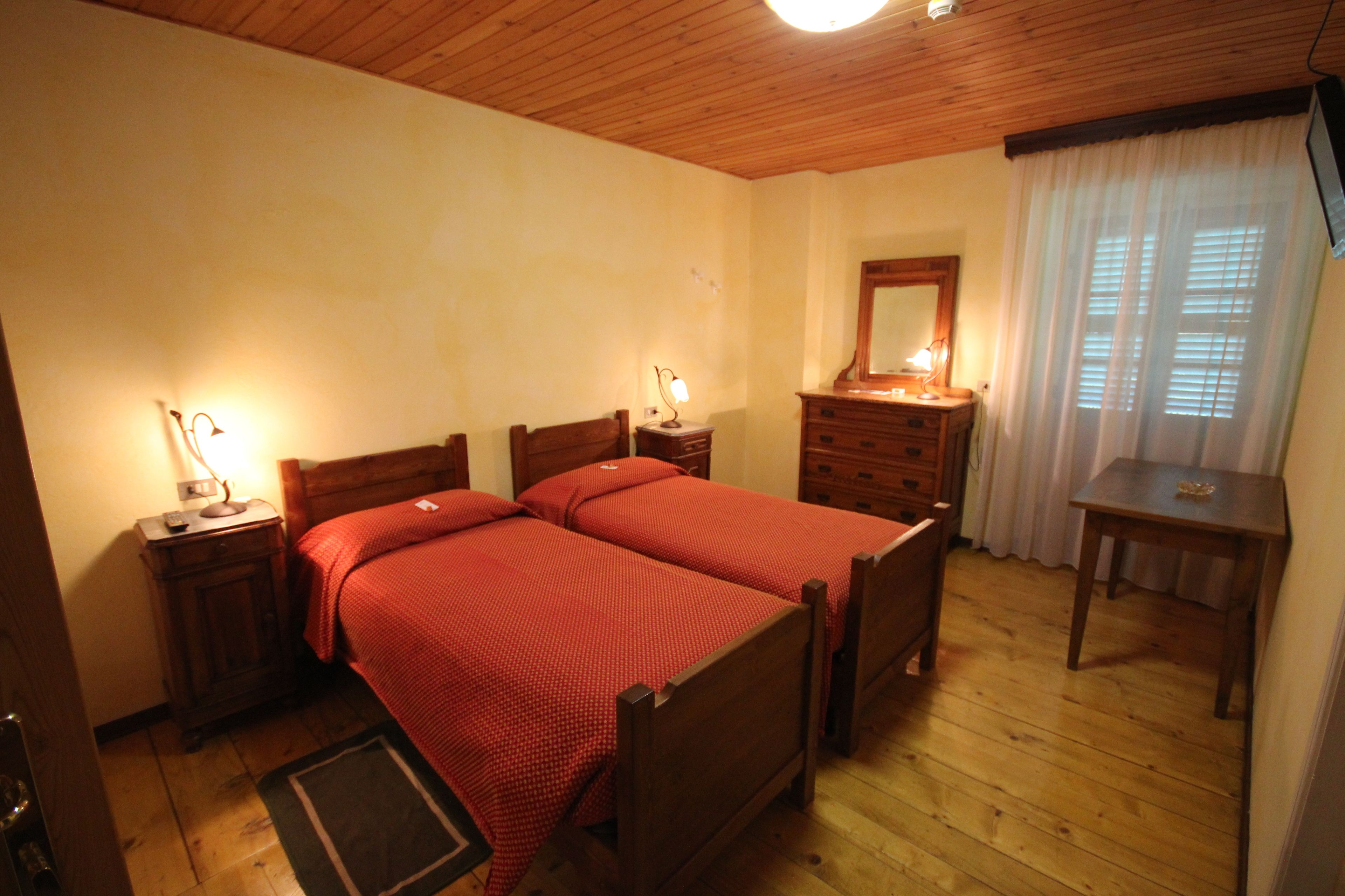 double or twin room | desk, free cots/infant beds, free wifi