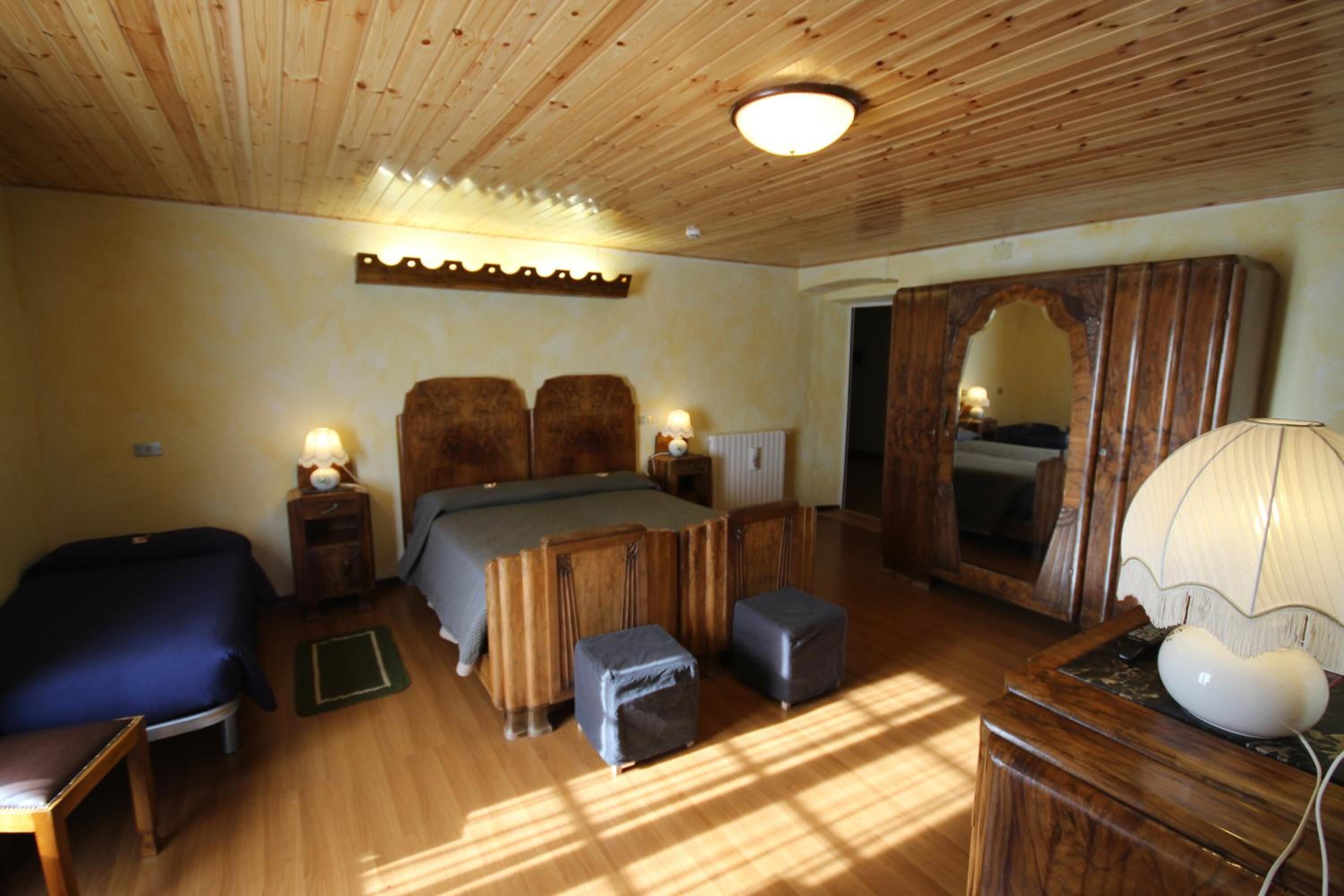 desk, free cots/infant beds, free wifi