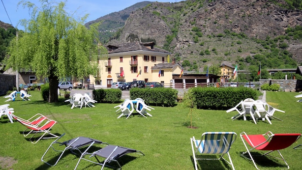 Ein Hotel mit Außenbereich und Bergblick.