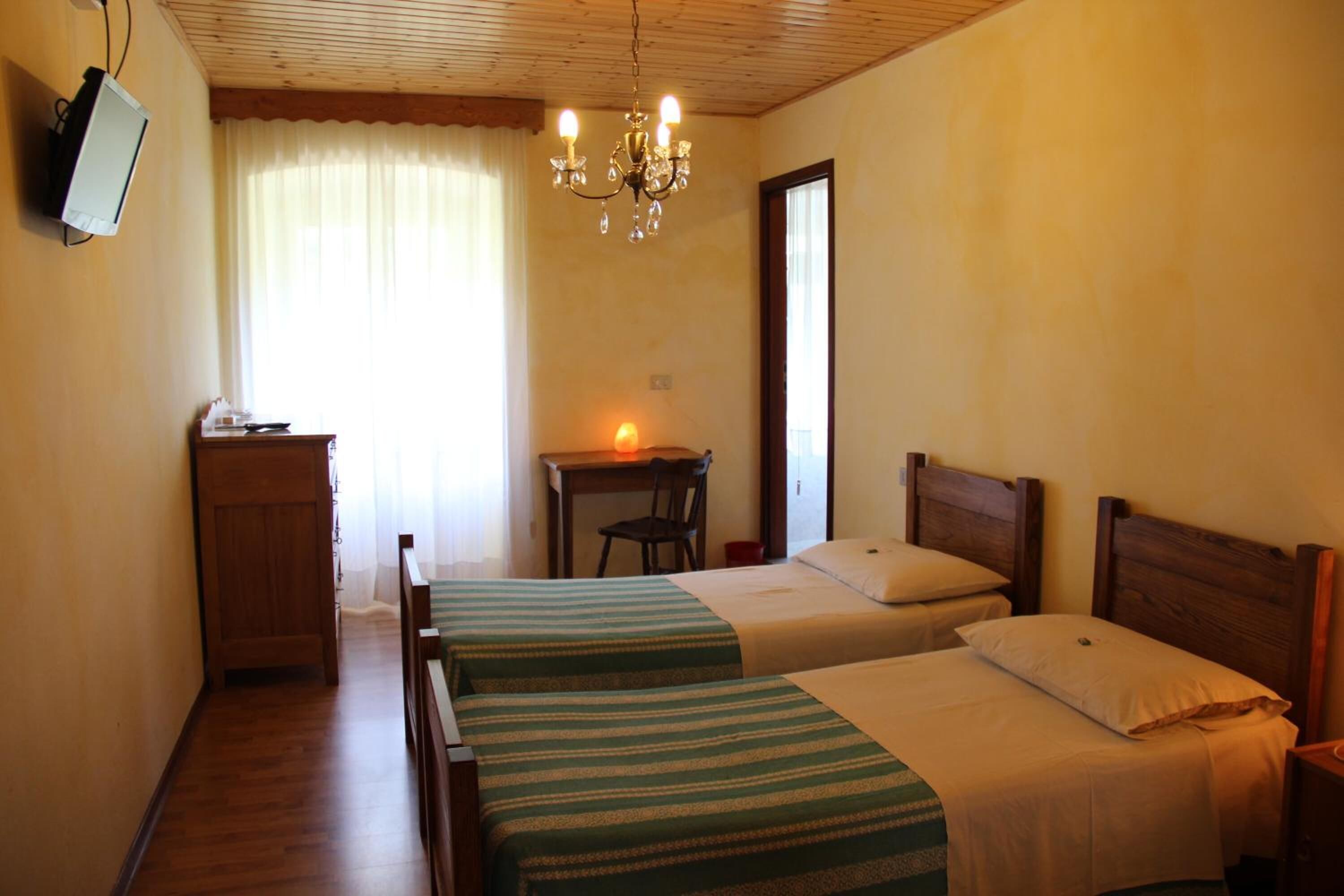 desk, free cots/infant beds, free wifi