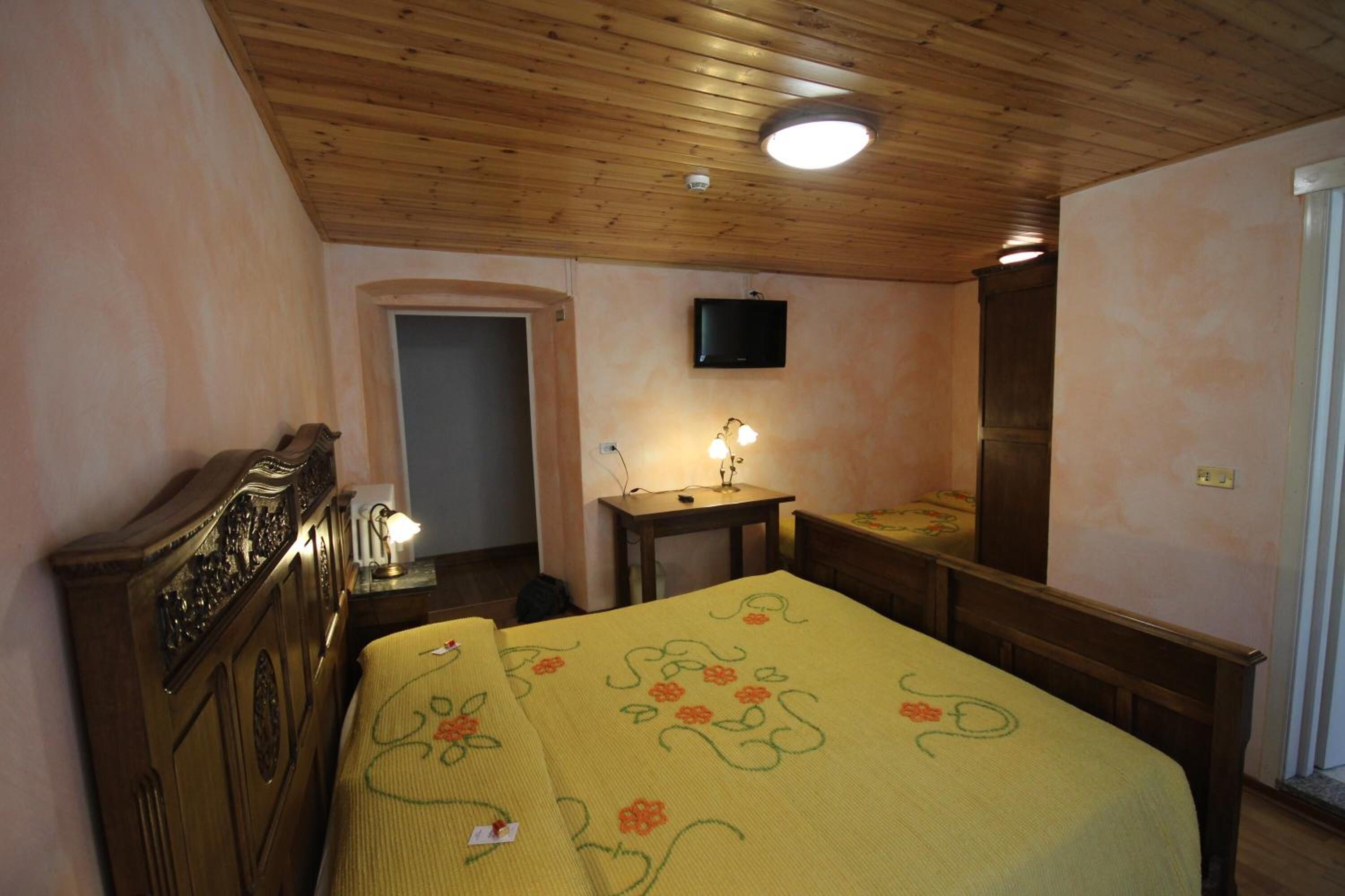 desk, free cots/infant beds, free wifi