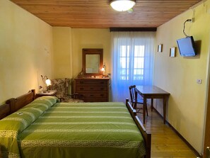 デスク、ベビーベッド (無料)、WiFi (無料)