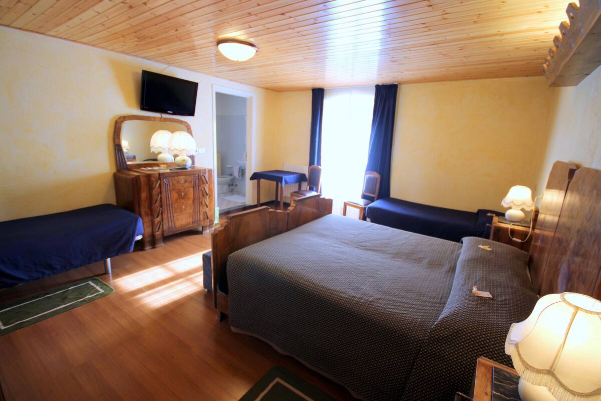 quadruple room | desk, free cots/infant beds, free wifi