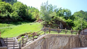 Eine Steintreppe mit hölzernen Geländern, die zu einem Gebäude führt.