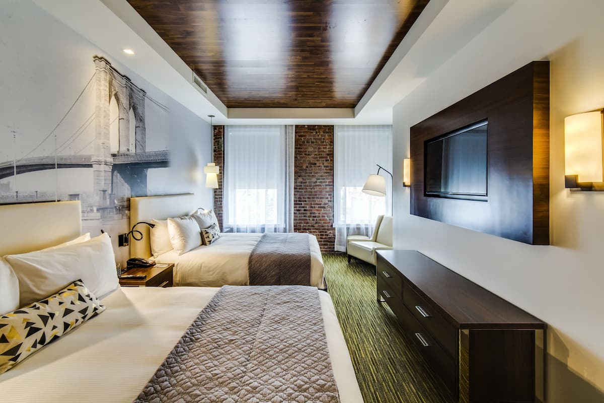 Luxe beddengoed, een kluis op de kamer, een bureau