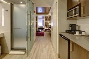 Jääkaappi, mikroaaltouuni, kahvin-/teenkeitin