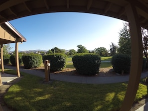 Room, 1 King Bed | Garden view