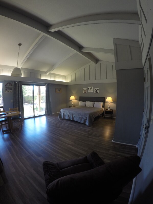 Standard Single Room, 1 King Bed, Golf View | Individually decorated, individually furnished, iron/ironing board