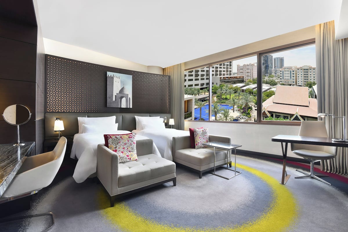 Kamar Deluks, 2 Tempat Tidur Twin, pemandangan kolam renang | 1 kamar tidur, seprai premium, dan selimut bulu angsa